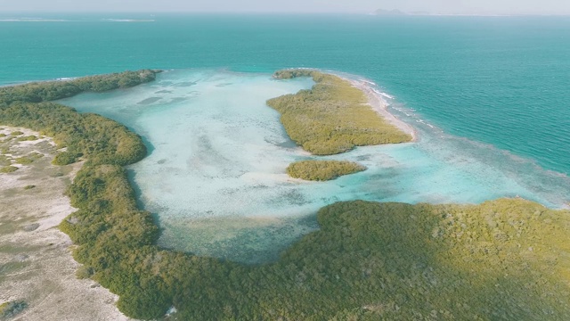 蓝色泻湖海和红树林鸟瞰图视频素材