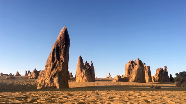 尖峰沙漠石灰岩形成景观附近的塞万提斯在西侧视频素材