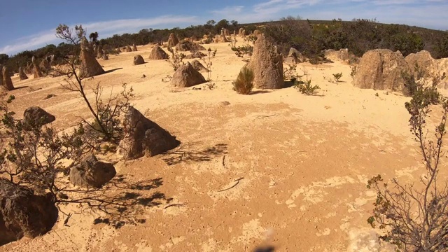 在山顶沙漠徒步旅行的人视频素材