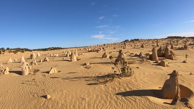 在山顶沙漠徒步旅行的人视频素材