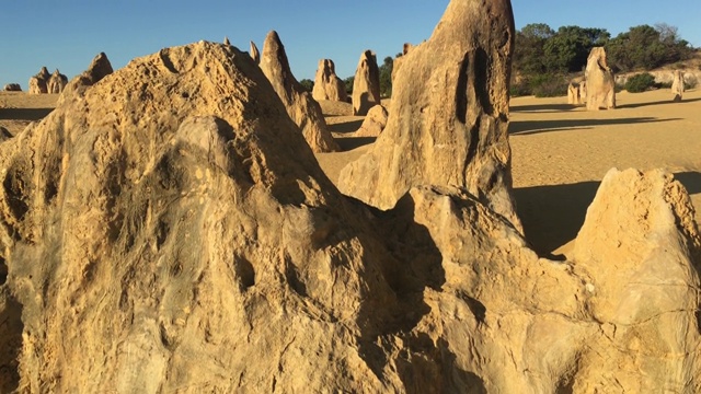 尖峰沙漠石灰岩形成景观附近的塞万提斯在西侧视频素材