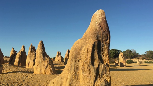 尖峰沙漠石灰岩形成景观附近的塞万提斯在西侧视频素材