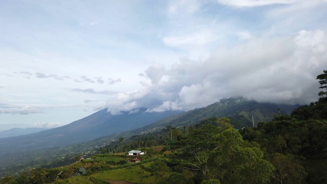 日光下阿贡山的4K时间间隔。白云在火山上空的蓝天上飘动。平移。印尼巴厘岛。多山的地形。视频素材