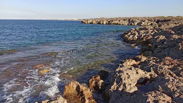 岩石海岸。清澈的水面荡漾着岩石海床。地中海。视频素材