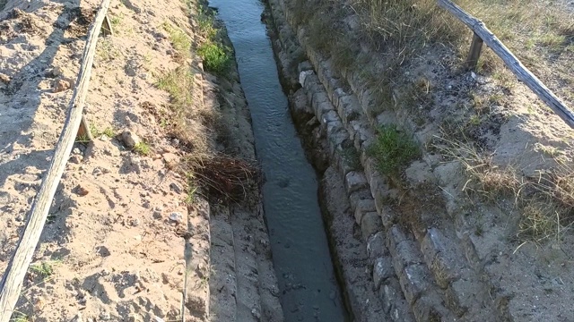 水沿着一条运河从大海流向一个盐湖，萨利纳德莫纳奇自然保护区视频素材