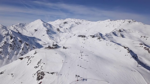 鸟瞰图滑雪者在滑雪斜坡霍伯格地区，梅洛芬滑雪，蒂罗尔，奥地利。从24帧/秒加速。视频素材