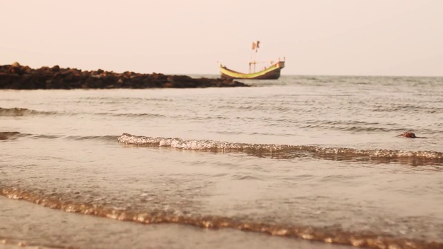 海滩上海浪放松。海滩上海浪船治愈。视频素材