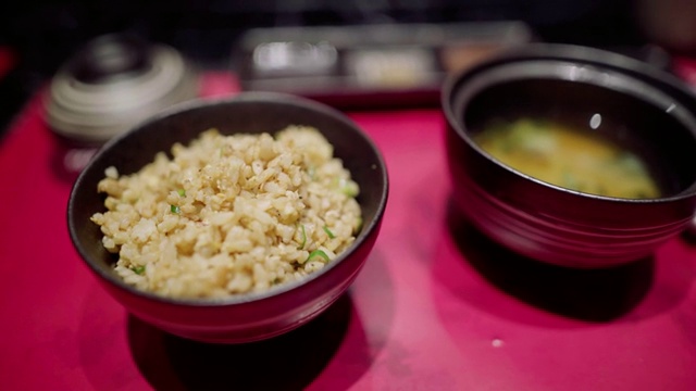 近距离观看日式味噌汤和炒饭视频素材