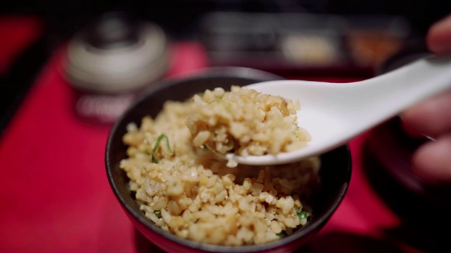 在日本料理餐厅用勺子挑炒饭视频素材