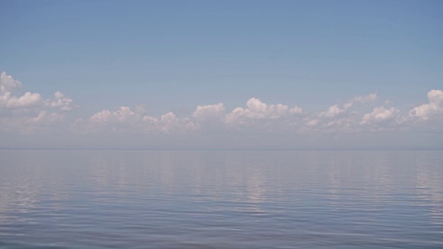 蓝蓝的天空，水中倒映着白云视频素材