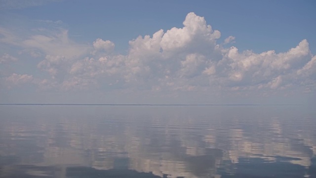 蓝蓝的天空，水中倒映着白云视频素材