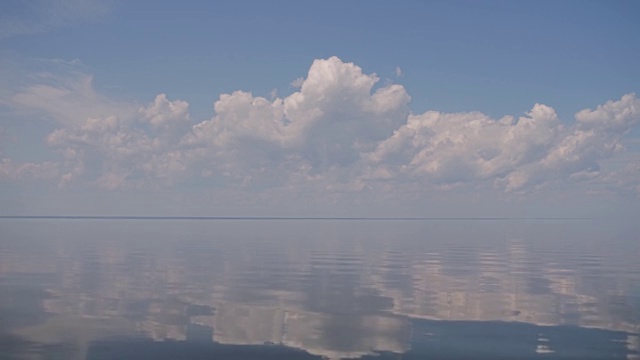 蓝蓝的天空，水中倒映着白云视频素材