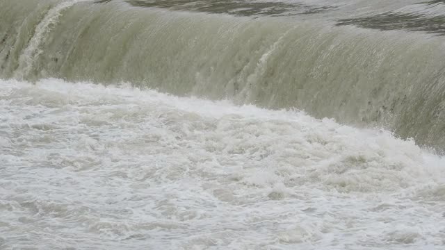 塞里奥河在暴雨后暴涨，洪水冲垮山谷。水流湍急，从山谷流向平原。意大利北部贝加莫省的一条河视频素材