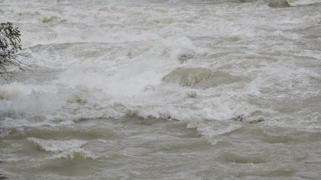 塞里奥河在暴雨后暴涨，洪水冲垮山谷。水流湍急，从山谷流向平原。意大利北部贝加莫省的一条河视频素材