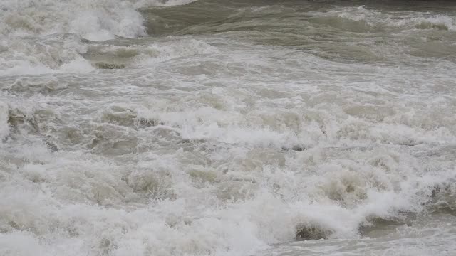 塞里奥河在暴雨后暴涨，洪水冲垮山谷。水流湍急，从山谷流向平原。意大利北部贝加莫省的一条河视频素材