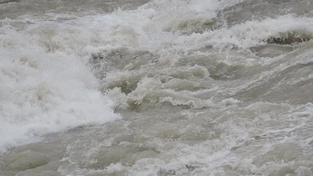 塞里奥河在暴雨后暴涨，洪水冲垮山谷。水流湍急，从山谷流向平原。意大利北部贝加莫省的一条河视频素材