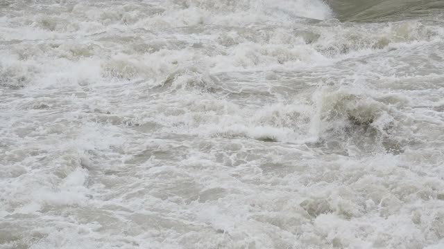 塞里奥河在暴雨后暴涨，洪水冲垮山谷。水流湍急，从山谷流向平原。意大利北部贝加莫省的一条河视频素材