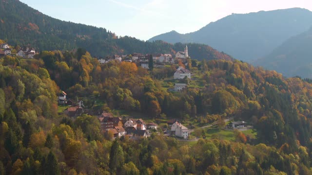 鸟瞰图:在风景优美的秋天，鸟瞰田园诗般的山村。视频素材