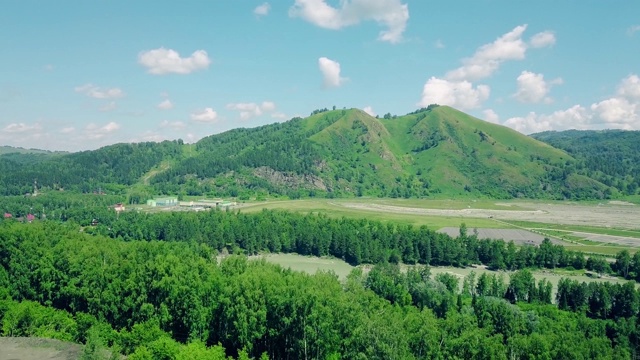 空中:在多云的天空下飞过高山和森林视频素材