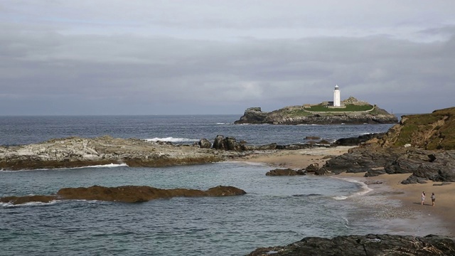 高德雷维灯塔康沃尔海岸海浪和海滩视频素材