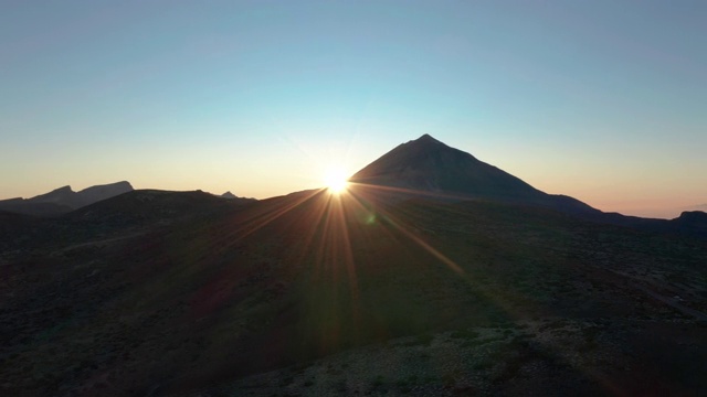 鸟瞰图。西班牙特内里费岛，加那利群岛，泰德火山上的日落视频素材