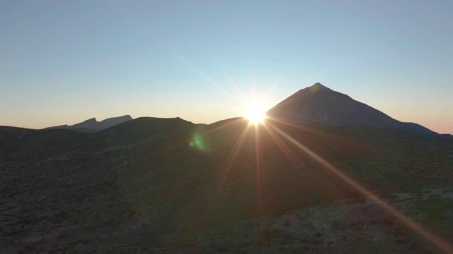 鸟瞰图。西班牙特内里费岛，加那利群岛，泰德火山上的日落视频素材