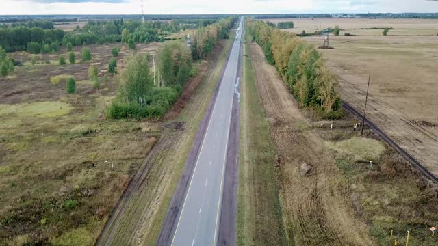 无人机拍摄的高速公路。车队沿着双车道高速公路行驶的车队视频素材