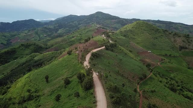 鸟瞰图陡峭的道路与美丽的景观Doi昌山在泰国清莱省。视频素材