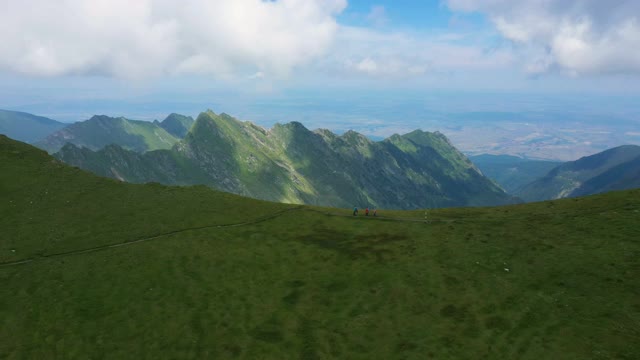 夏天，母亲和女儿们在罗马尼亚山脉的法加拉斯山脊徒步旅行视频素材