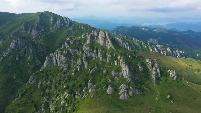 美丽的罗马尼亚丘卡斯山脉空中全景图视频素材