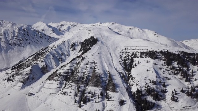 鸟瞰图滑雪者在滑雪斜坡霍伯格地区，梅洛芬滑雪，蒂罗尔，奥地利。从24帧/秒加速。视频素材