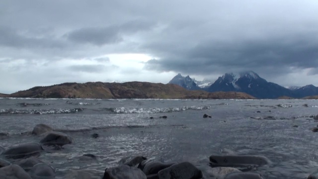 雪山全景在背景的海洋海岸在南极洲。视频素材