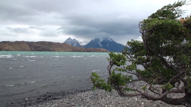 雪山全景在背景的海洋海岸在南极洲。视频素材