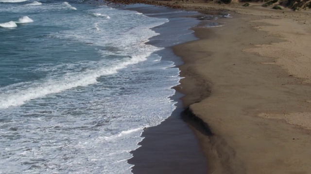 海浪冲击着沙滩视频素材