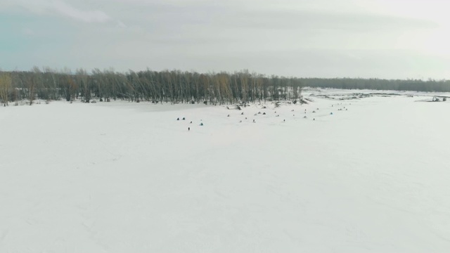 冬天河面结了冰，覆盖着白雪视频素材