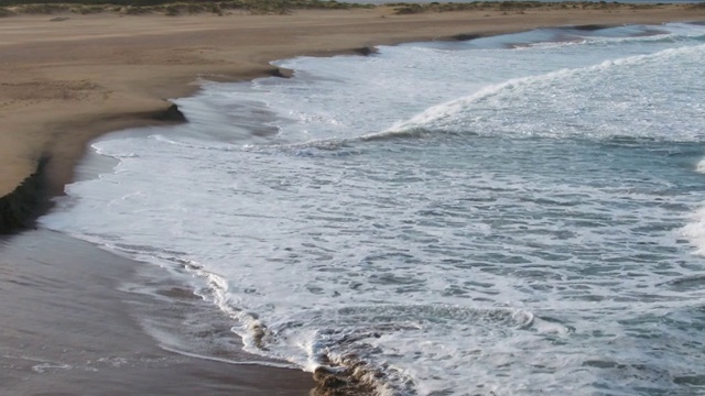 海浪冲击着沙滩视频素材