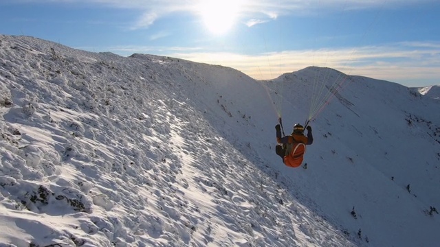 接近滑翔伞飞行在雪山，自由的肾上腺素冒险视频素材