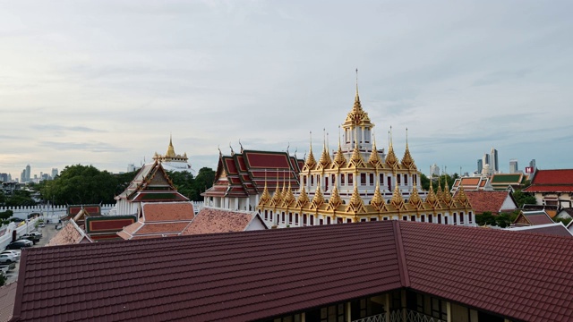 曼谷的黄金金属城堡，Wat Ratchanatdaram Woravihara, Loha Prasat寺庙视频素材