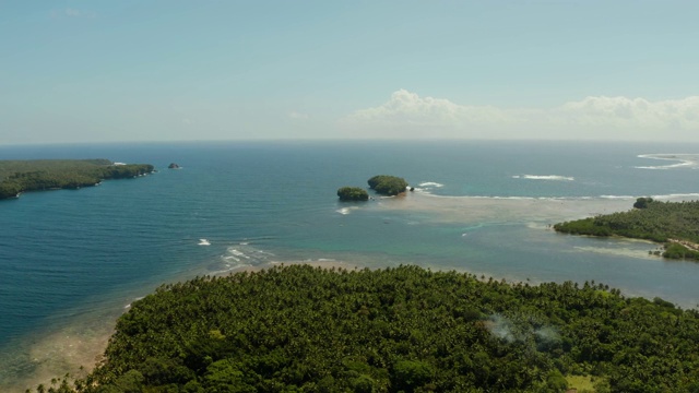 海洋中的热带岛屿。视频素材