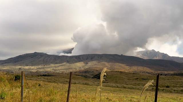 2019年11月，日本阿苏火山爆发，喷出蒸汽、火山灰和气体。视频素材