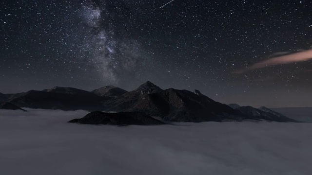 美丽的星星与银河系在黑暗的星空中翻山越岭天文时间流逝视频素材