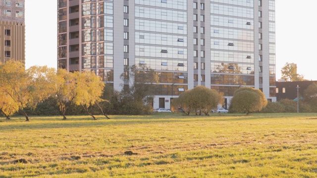 建筑采用现代建筑风格，高科技城市景观镜面立面视频素材