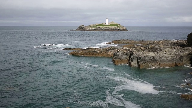 康沃尔海岸的高德雷维灯塔，海浪和岩石视频素材