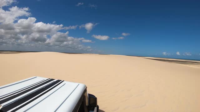 在Jericoacoara，福塔雷萨，塞阿拉，巴西冒险马车视频素材