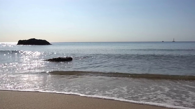 地中海，Tsampika的沙滩，海浪，海岸，阳光明媚的一天，罗兹岛希腊视频素材