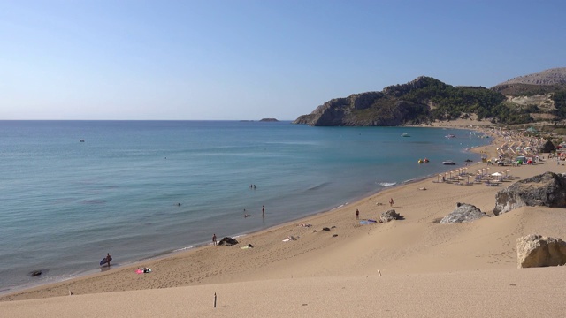 地中海，Tsampika海滩，海浪，海岸，阳光明媚的一天，罗德岛视频素材