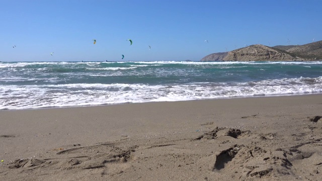 普拉松尼西风筝海滩，地中海，风筝冲浪者骑在海上，罗德岛希腊。视频素材