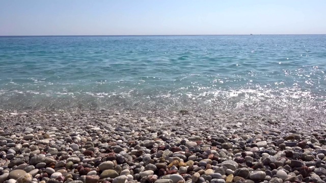 大海，海岸，卵石滩，海浪拍打着海岸。视频素材