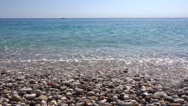 大海，海岸，卵石滩，海浪拍打着海岸。视频素材