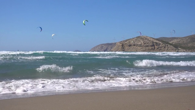 普拉松尼西风筝海滩，地中海，风筝冲浪者骑在海上，罗德岛希腊。视频素材